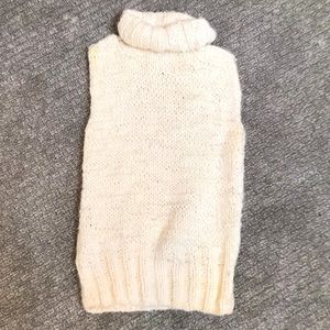 SLEEVELESS WHITE CABLE KNIT TURTLENECK SWEATER. BCBG SIZE M